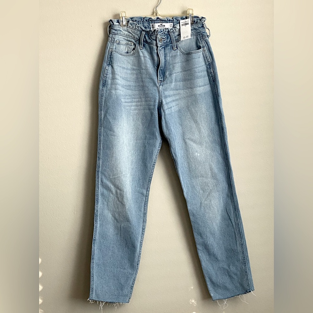 Hollister high rise mom jeans. NWT. Size 1-R
